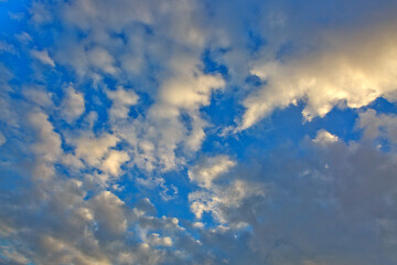 Obraz premium Evening sunshine background with clouds dramatic sky.