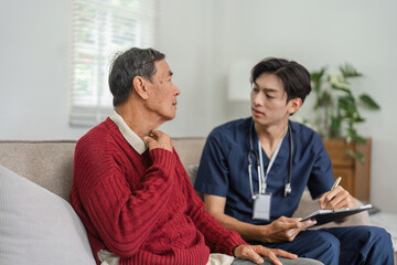 Obraz premium Nurse attentively listening to elderly patient discussing health issues.