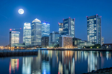 Naklejka premium Canary wharf skyline reflections on the water