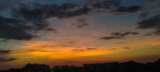 Breathtaking Sunset Sky with Vibrant Colors – Stunning Evening Cloudscape