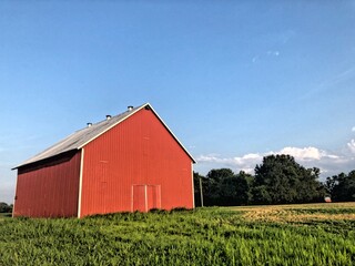 Obraz premium red barn and blue sky