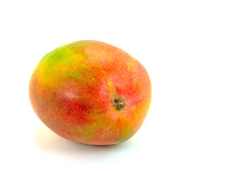 Reife Mango vor weißem Hintergrund