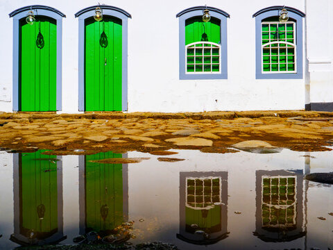 Casas antigas do centro hist&oacute;rico colonial de Paraty, Rio de Janeiro, Brasil