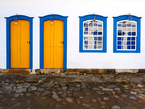 Casas antigas do centro hist&oacute;rico colonial de Paraty, Rio de Janeiro, Brasil