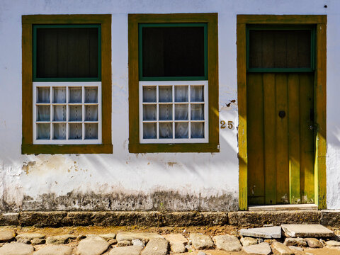 Casas antigas do centro hist&oacute;rico colonial de Paraty, Rio de Janeiro, Brasil