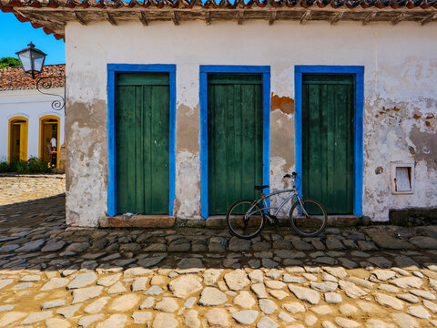 Casas antigas do centro hist&oacute;rico colonial de Paraty, Rio de Janeiro, Brasil