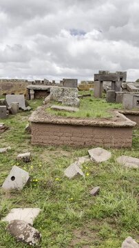 TIWANAKU, BOLIVIA - Pumapunku o Puma Punku, Puerta del Puma plataforma en terrazas artificiales mont&iacute;culo de las ruinas del complejo monumental