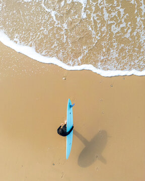 vista a&eacute;rea de un surfista en la orilla