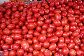  red tomatoes, cut tomatoes, vegetables arranged on a stall, fleshy tomatoes