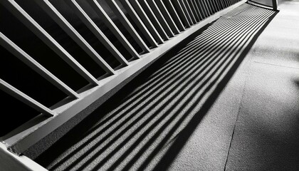 Obraz premium 계단 난간을 따라 길게 늘어지는 그림자