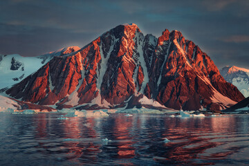 Icebergs of Antartica during sunset © Ruzdi