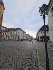 Spaziergang durch eine Potsdamer Strasse mit Wohngebäuden