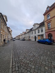Spaziergang durch eine Potsdamer Strasse mit Wohngeb&auml;uden