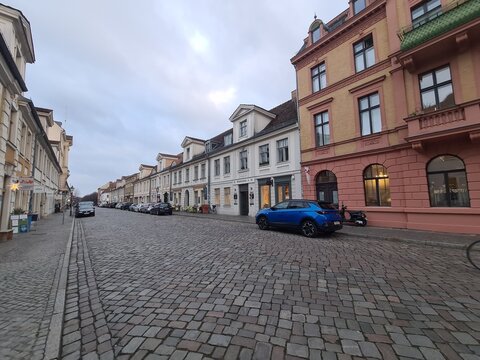 Spaziergang durch eine Potsdamer Strasse mit Wohngeb&auml;uden