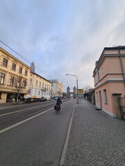 Spaziergang durch eine Potsdamer Strasse mit Wohngebäuden
