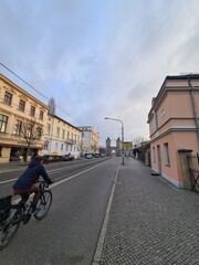 Spaziergang durch eine Potsdamer Strasse mit Wohngebäuden