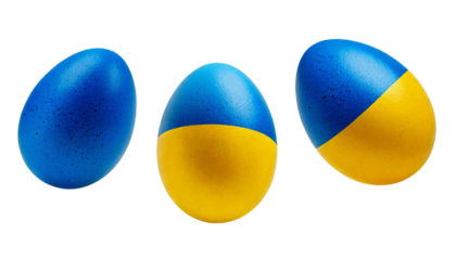 Freigestellte Ostereier, kreativ bemalt in den Farben der ukrainischen Flagge: leuchtendes Blau und sonniges Gelb, symbolisieren Hoffnung und Heimatverbundenheit