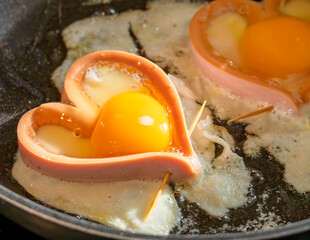 jajka sadzone - serca, fried eggs - hearts © Studio RMW