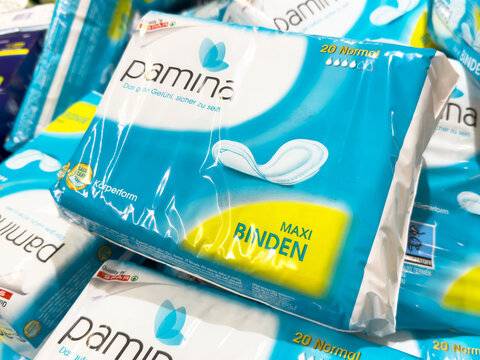 Blue sanitary pad package pile with german text: pamina maxi