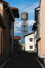 Scorcio di paese, con torre acquedotto, della collina novarese, Cavaglietto, Italia