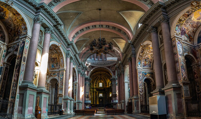 Veduta panoramica interna della Basilica di Novara