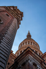 Veduta della cupola e del campanile della basilica della citt&agrave; di Novara, Italia