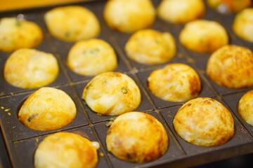 自宅のガス式のたこ焼き器で作るおうちたこ焼き。焼いている最中。