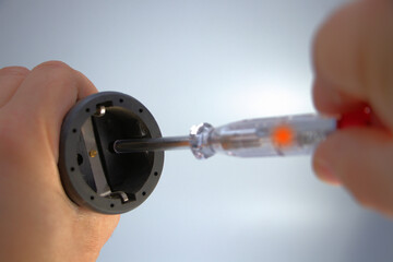 Phasenpr&uuml;fer an einer Schuko-Steckdose