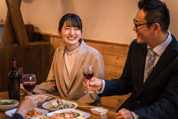 飲み会で盛り上がって笑うビジネスマン・ビジネスウーマン
