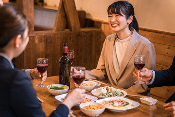 飲み会で盛り上がって笑うビジネスウーマン
