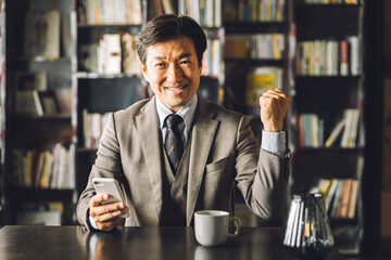 書斎・執務室・社長室にいる中年アジア人男性ビジネスマン（弁護士・役員・教授・法律事務所）
