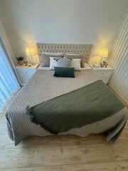 quarto clássico com cama arrumada e cabeceira capitone 
