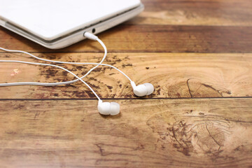 デバイスに接続された有線のイヤホン
