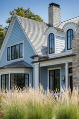 Obraz premium This stunning, contemporary residence boasts exquisite architectural details and is beautifully enveloped by vibrant greenery, all under the warmth of a sunny sky