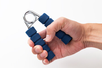 握力トレーニングをする男性の手