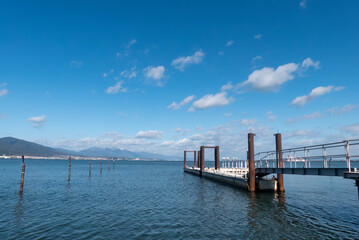 Obraz premium 冬の晴れ渡った青空と琵琶湖の風景 滋賀県 大津市