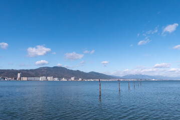 冬の晴れ渡った青空と琵琶湖の風景　滋賀県　大津市