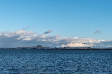 Fototapeta premium 冬の晴れ渡った青空と琵琶湖の風景 滋賀県 大津市