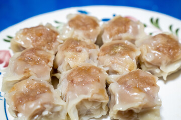 皿に載せたおいしいシュウマイのアップ