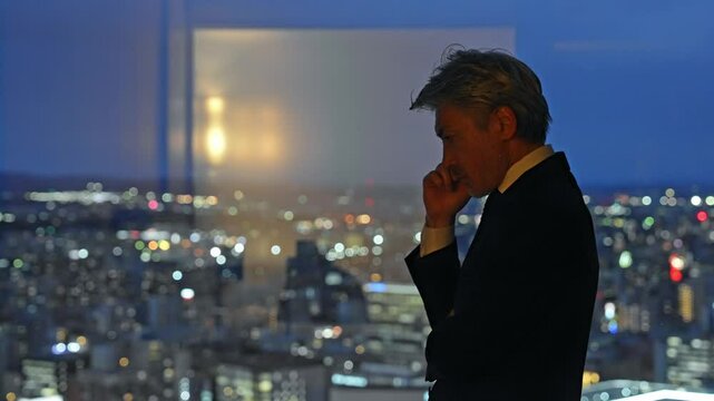 シニア、男性、ビジネスマン、ビジネスパーソン、社長、経営者、夜景、都市、考える、疑問、不安、心配、経営、マネジメント、ホテル、オフィス、ラウンジ、ロビー、展望、人材、中高年、ミドルエイジ、エグゼクティブ、人手不足、事業承継、悩む、悩み、困る、不満、トラブル、問題、課題、憂鬱、落ち込む、ストレス、がっかり、残念、緊張、暗い、シリアス、社会、イライラ、日本人、仕事、働く、残業、投資家、不景気、経済、人