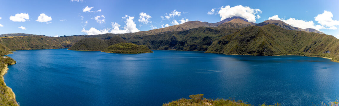 Vista panor&aacute;mica de la Laguna de Cuicocha en d&iacute;a soleado, Cotacachi, Imbabura, Ecuador,