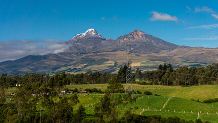 Naklejka premium Panorámica de los Illinizas: Dos majestuosos volcanes andinos en la Reserva Ecológica, Ecuador.