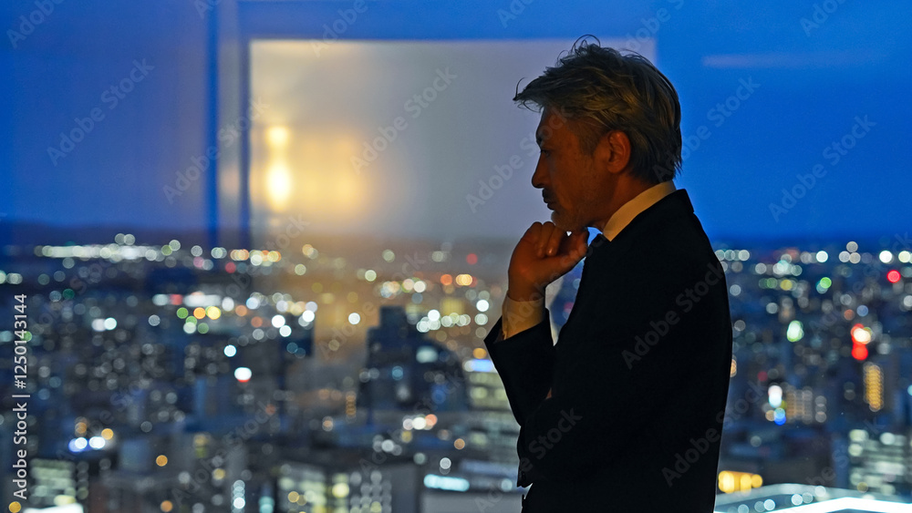 Poster ビジネス、ビジネスマン、男性、シニア、経営者、社長、夜景、考える、マネジメント、ビジネスパーソン、社会、都市、オフィス、ラウンジ、ロビー、疑問、問題、トラブル、課題、経営、エグゼクティブ、暗い、シリアス、企業、会社、将来、展望、未来、都会、日本人、コピースペース、中高年、不安、心配、不満、経済、金融、投資家、人材、人手不足、事業承継、挫折、がっかり、残念、落ち込む、悩む、悩み、困る、疲労、人物