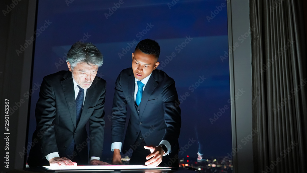 Leinwandbilder ビジネス、会議、ミーティング、ビジネスマン、仕事、打ち合わせ、夜、オフィス、相談、ビジネスパーソン、画面、pc、dx、テクノロジー、戦略、経営、マネジメント、チームワーク、研究、リサーチ、シニア、ミド