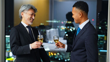 乾杯、ビジネス、男性、シャンパン、ビジネスマン、飲酒、パーティー、グローバル、英会話、外国人、祝杯、日本人、談笑、ビジネスパーソン、商談、外交、ロビー、オフィス、ワイン、夜景、コミュニケーション、グラス、立食、会談、チームワーク、友人、イベント、笑顔、スーツ、シニア、ミドルエイジ、中高年、黒人、国際、グループ、社長、経営者、上司、部下、経営、企業、アルコール、お酒、祝福、宴会、祝宴、接待、カクテル