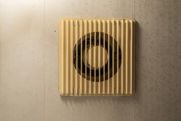 오래된 화장실 환풍기의 낡고 손상된 모습

