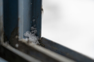 오래된 창문 틀 위에 소복이 쌓인 눈결정의 겨울 풍경

