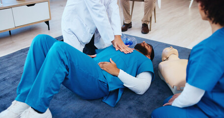 Obraz premium Chest, hands or doctor teaching cpr on person for first aid help, cardiac arrest or healthcare protocol. Medical class, students or people with respiratory tool in paramedic course or nursing school