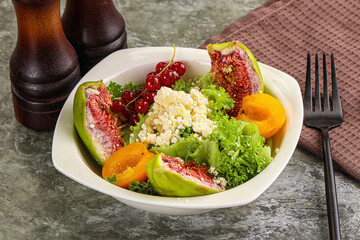 Salad with fig and sheep cheese