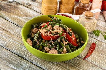 Salad with canned tuna and beans